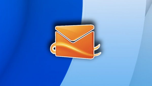 Computador con imagen de Hotmail de fondo