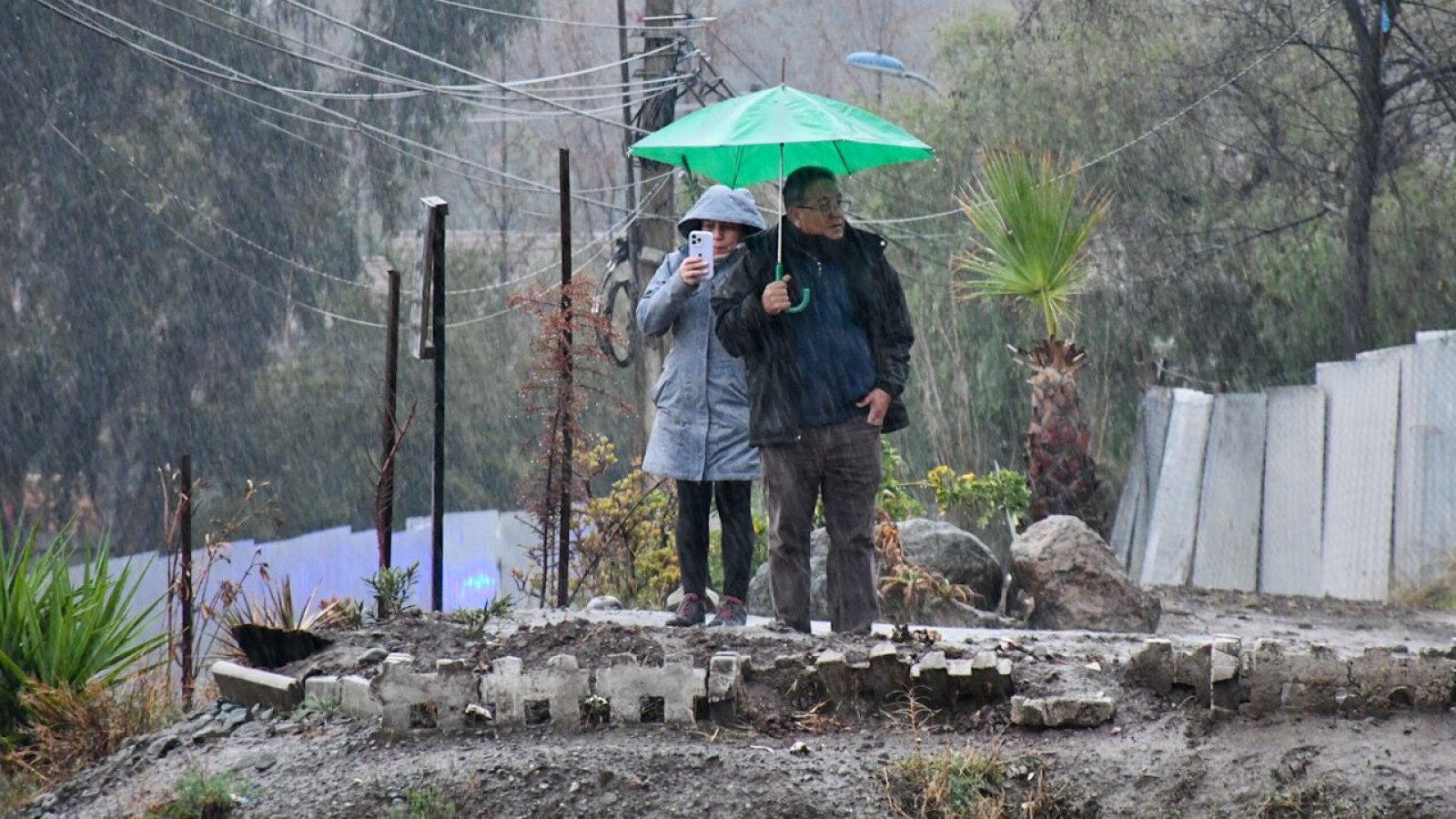 Hombre y mujer bajo la lluvia