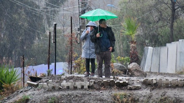 Hombre y mujer bajo la lluvia