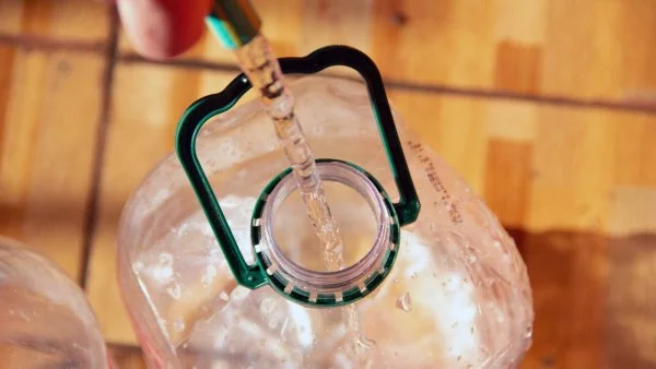 Bidón siendo rellenado con agua.