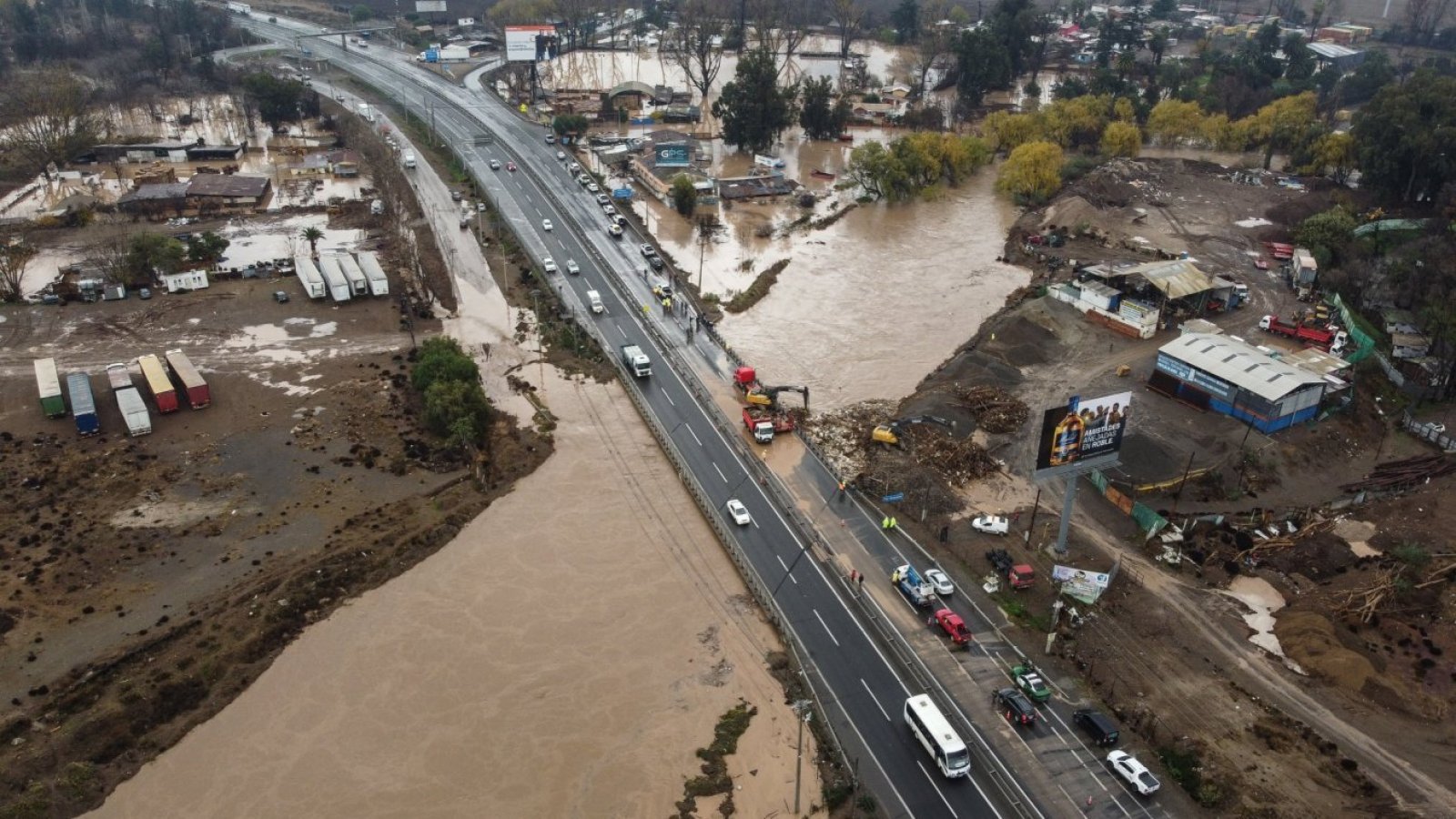 Ruta 68 y río mapocho lleno de agua.