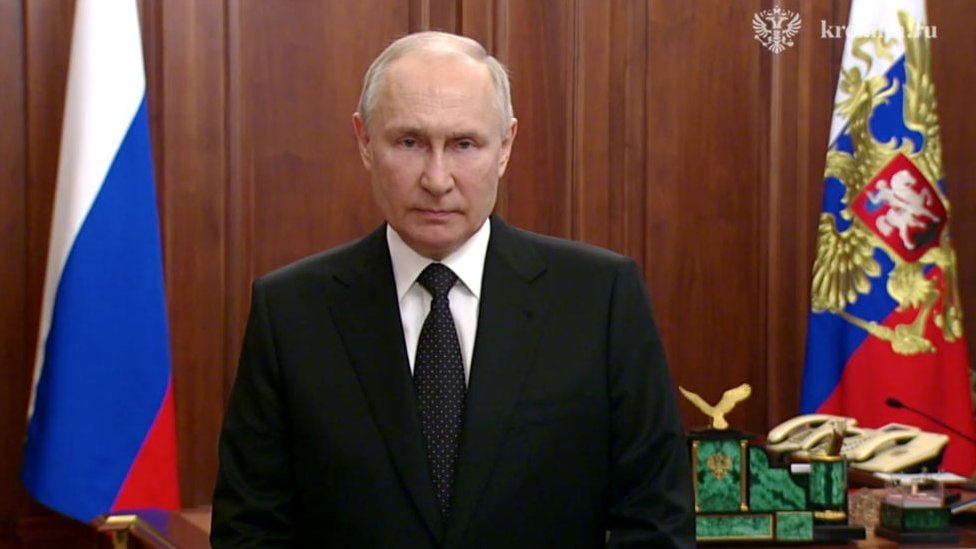 El presidente ruso Vladimir Putin se dirige a la nación en un discurso televisado.