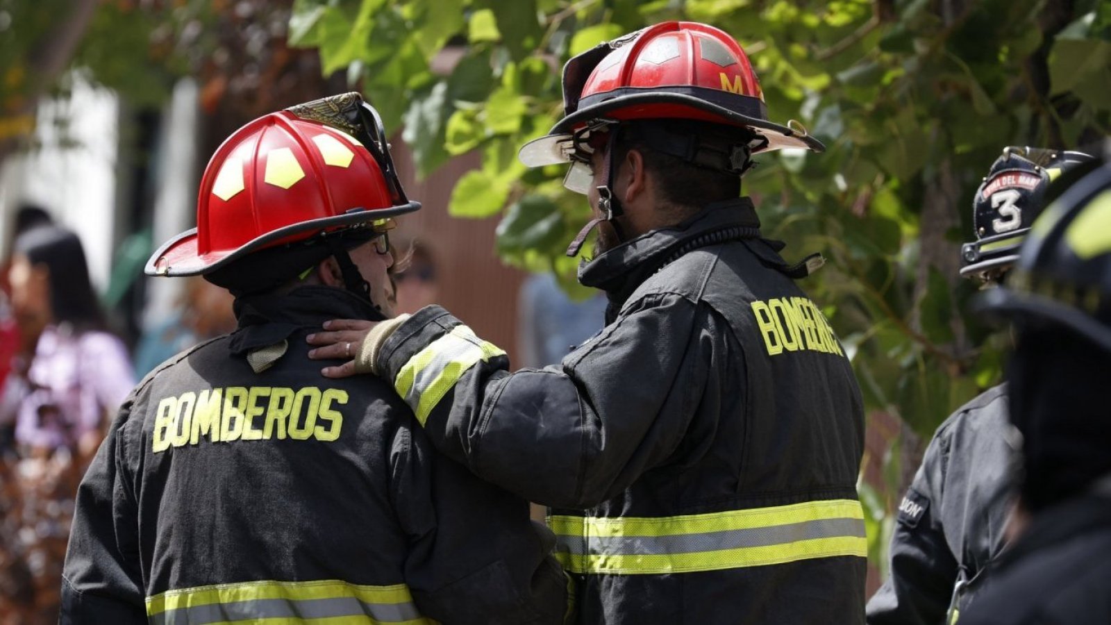 Bomberos compartiendo.