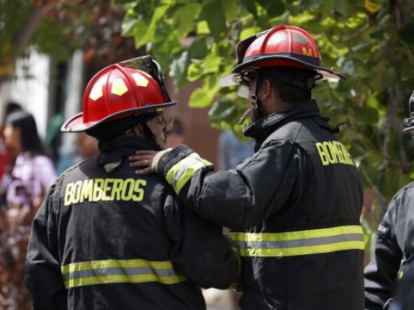 Bomberos compartiendo.