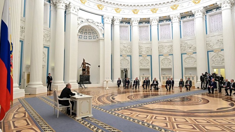 El presidente de Rusia, Vladimir Putin, celebra una reunión del Consejo de Seguridad de Rusia en el Kremlin de Moscú.