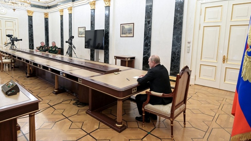 El presidente ruso, Vladimir Putin, asiste a una reunión con el ministro de Defensa, Sergei Shoigu, y el jefe del Estado Mayor General de las Fuerzas Armadas rusas, Valery Gerasimov, en Moscú, Rusia, el 27 de febrero de 2022.