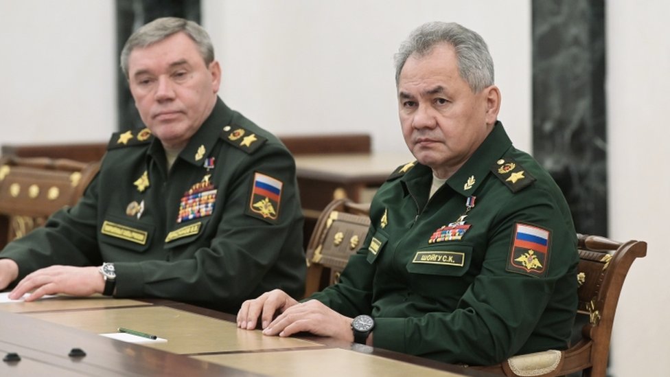El ministro de Defensa ruso, Sergei Shoigu (derecha), y el jefe del Estado Mayor ruso, Valery Gerasimov (izquierda), asisten a una reunión con el presidente ruso en Moscú, Rusia, el 27 de febrero de 2022.