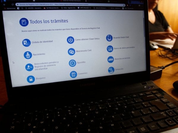Computador con la página del Registro Civil abierta.
