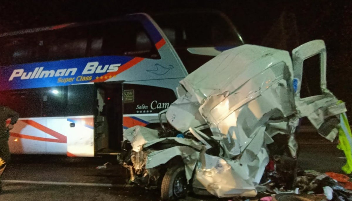 Un fallecido tras accidente entre bus y dos vehículos en Paine | 24horas