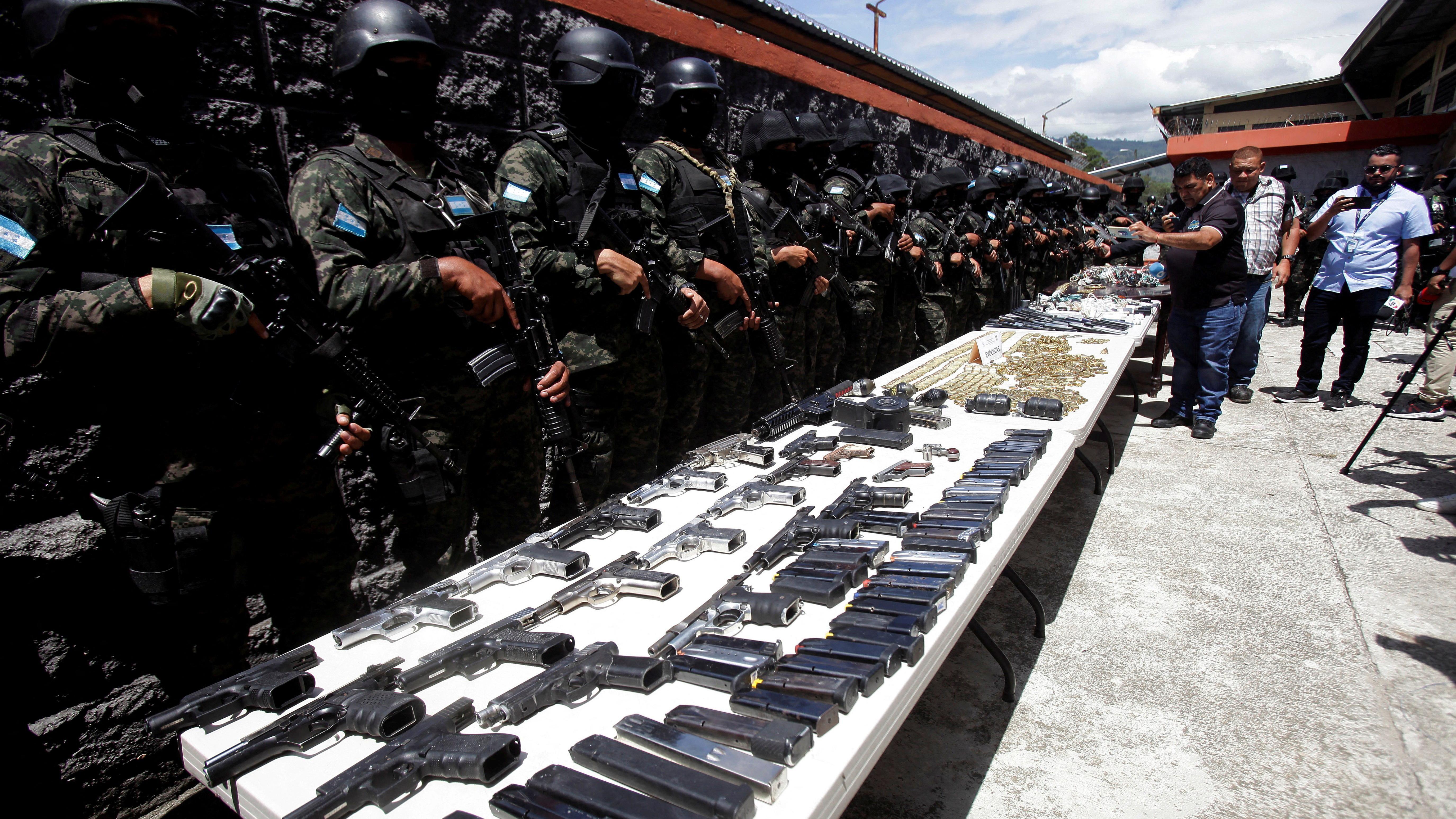 Los oficiales hondureños decomisaron armas, teléfonos satelitales, granadas y droga, entre otras cosas.