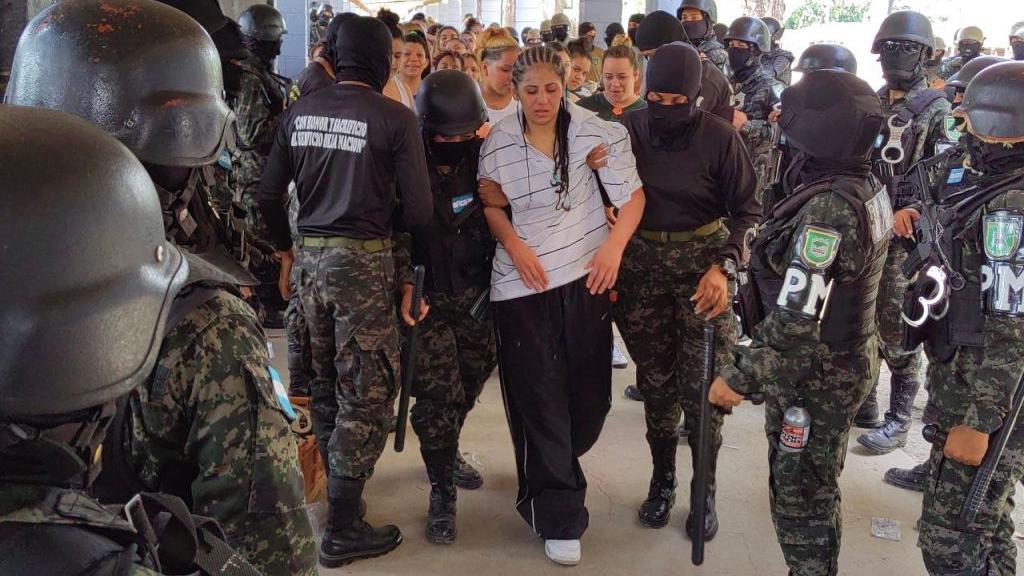 Una prisionera es trasladada por los militares en el Centro Femenino de Adaptación Social (Cefas).