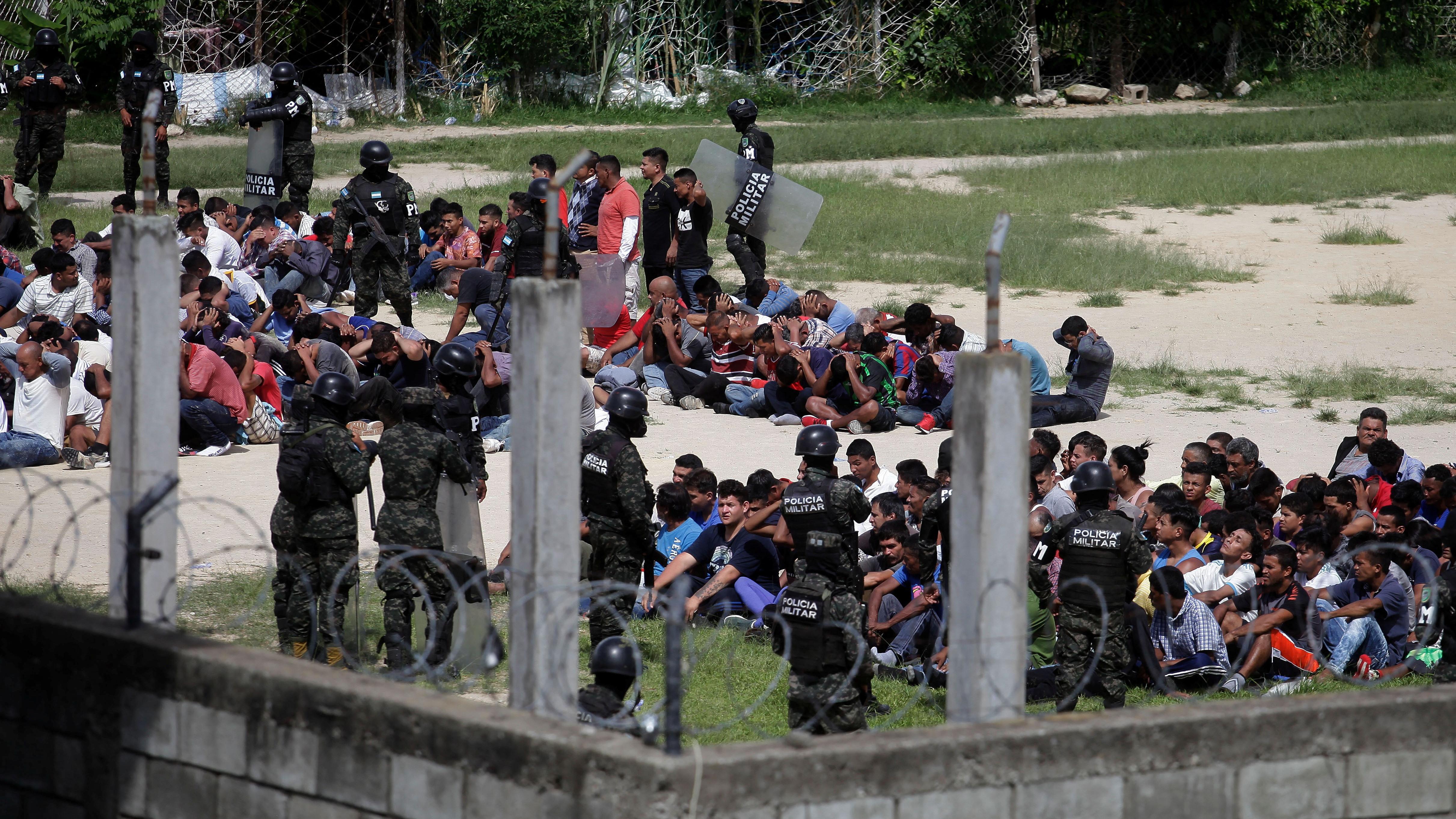 Policía militar en carcel.