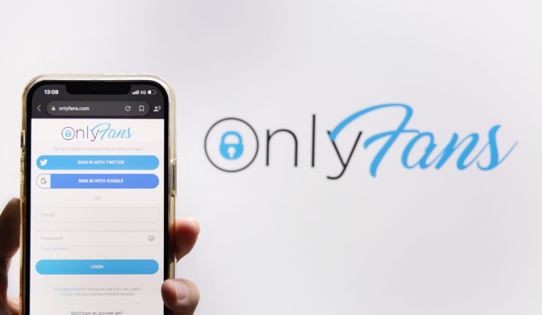 Celular con el logo de OnlyFans en pantalla.