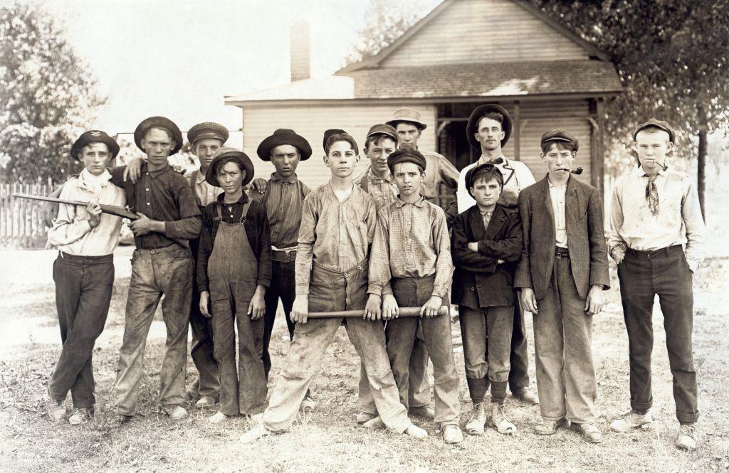 Grupo de niños y adolescentes trabajadores de una fábrica en 1908.