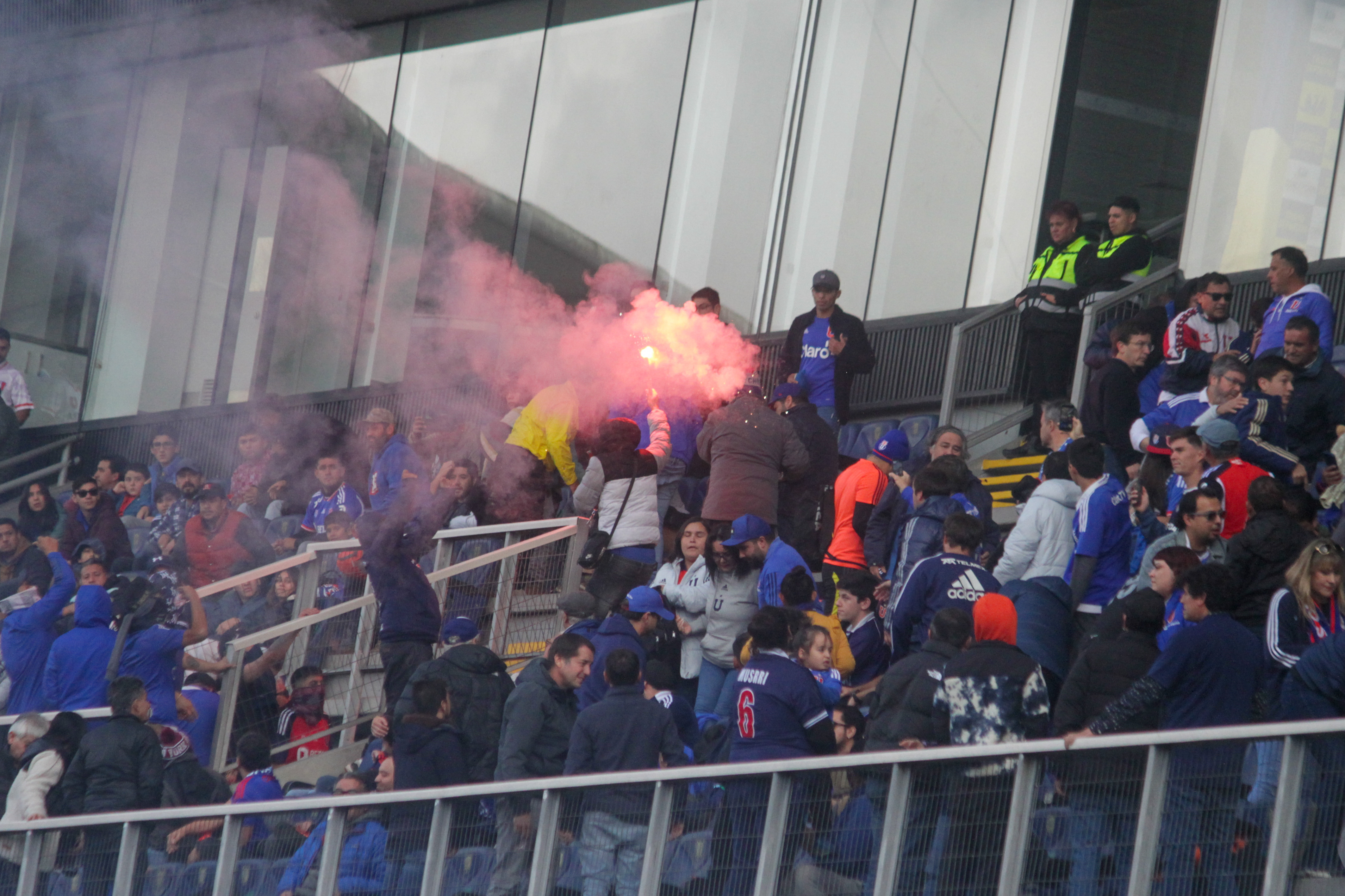 Hincha lanzando bengala en partido de la U y Católica.