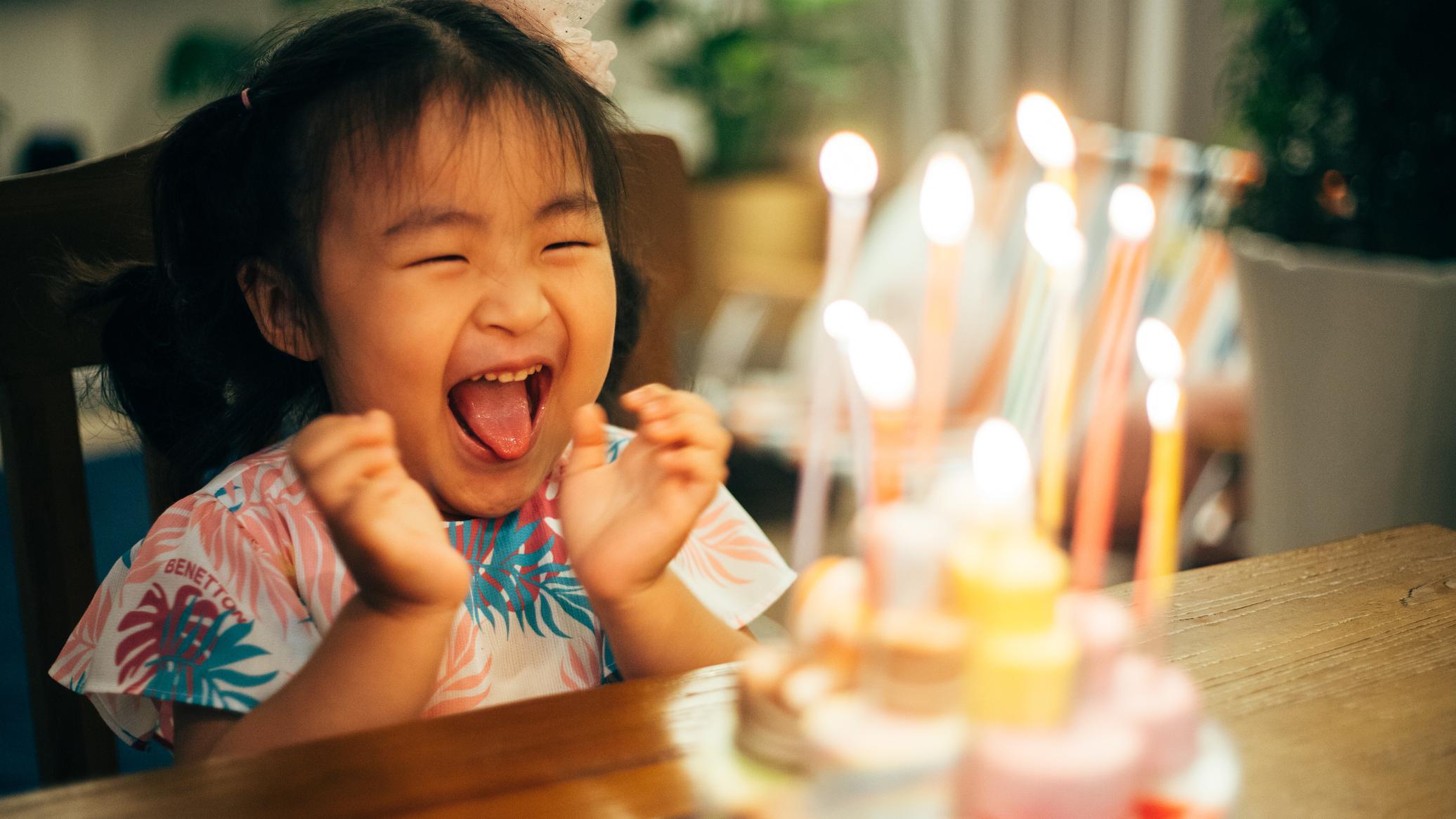 Una niña el día de su cumpleaños