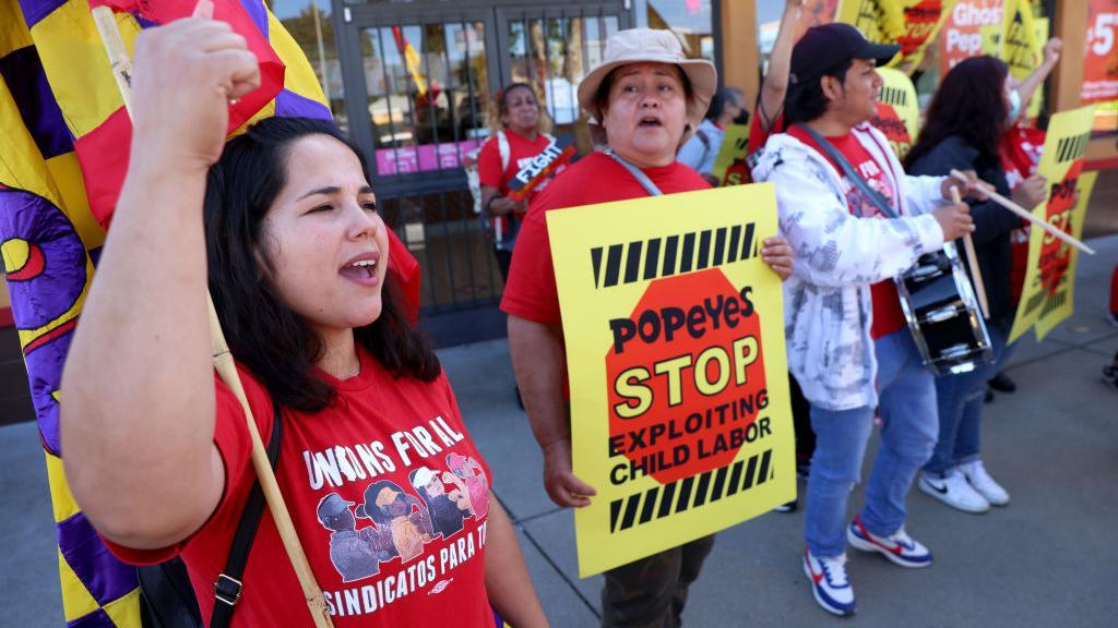 Protesta contra el trabajo infantil en una cadena de comida rápida en Oakland, California.