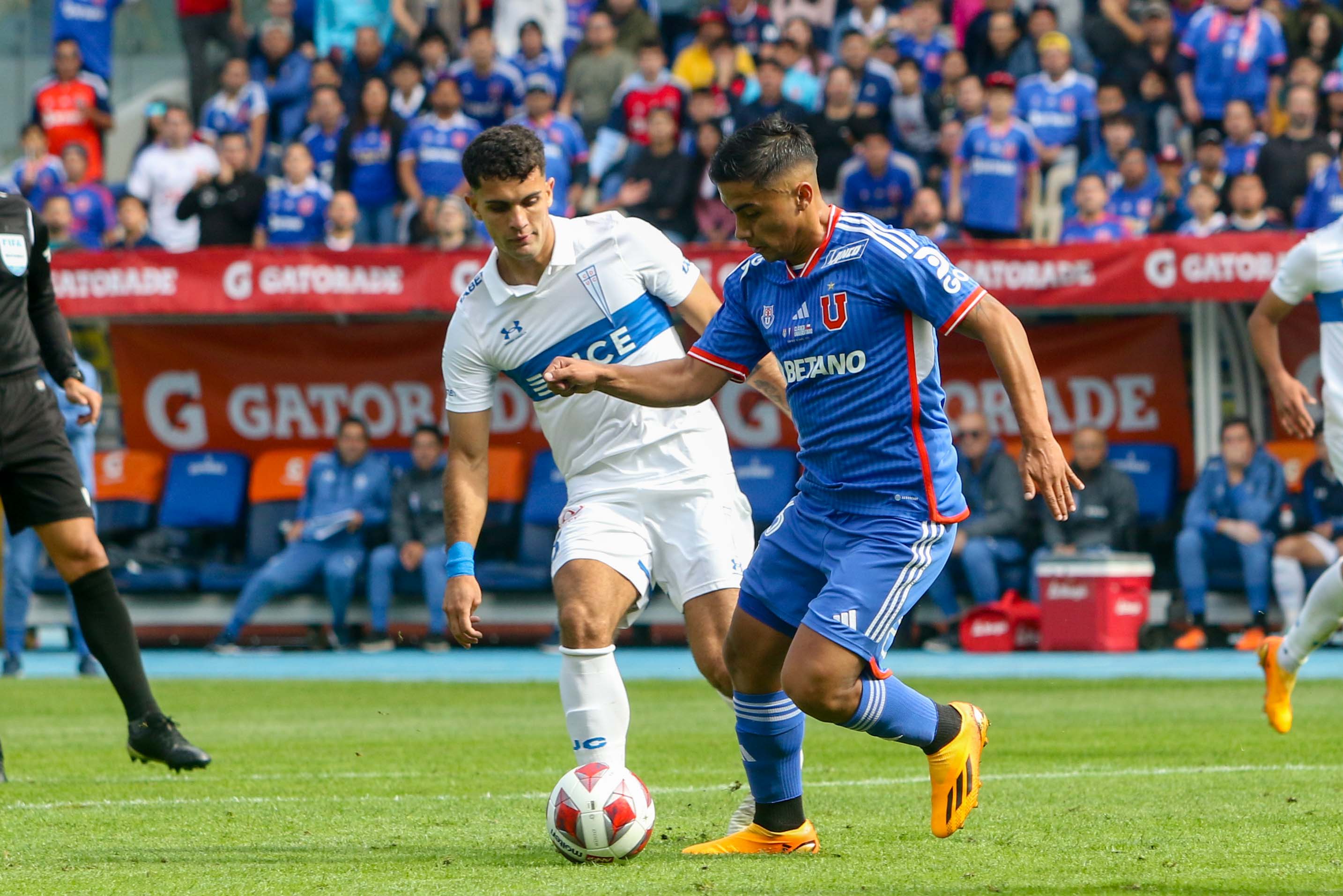 A qué hora juegan u catolica y universidad de chile.