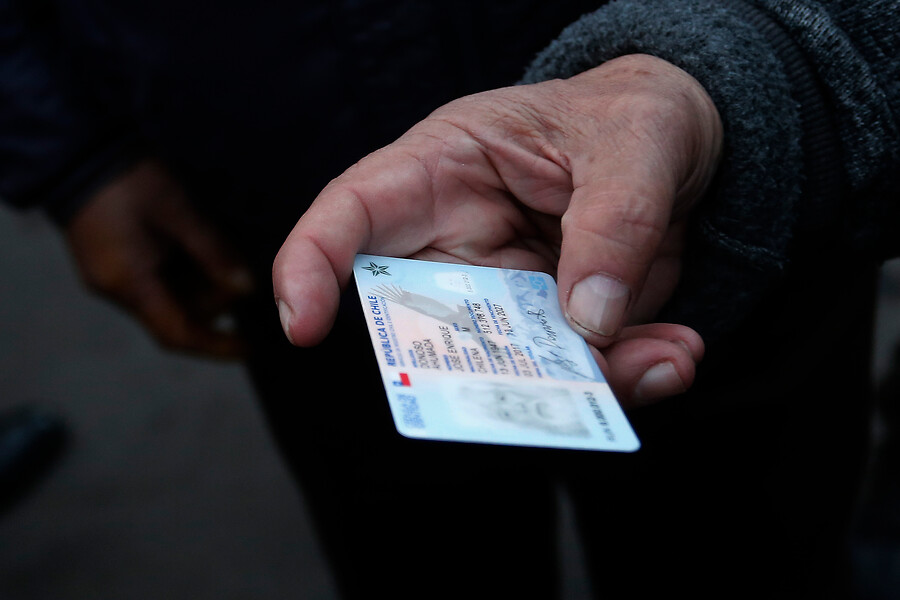 Mano sosteniendo cédula de identidad