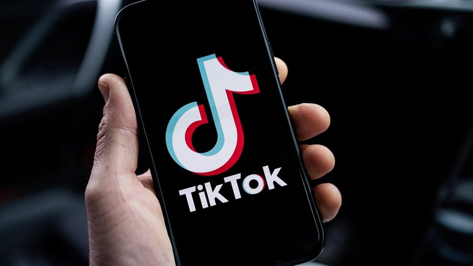 Celular con el logo de TikTok.