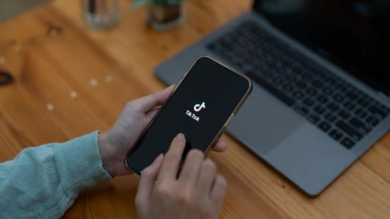 Celular con Tiktok. Computadora.