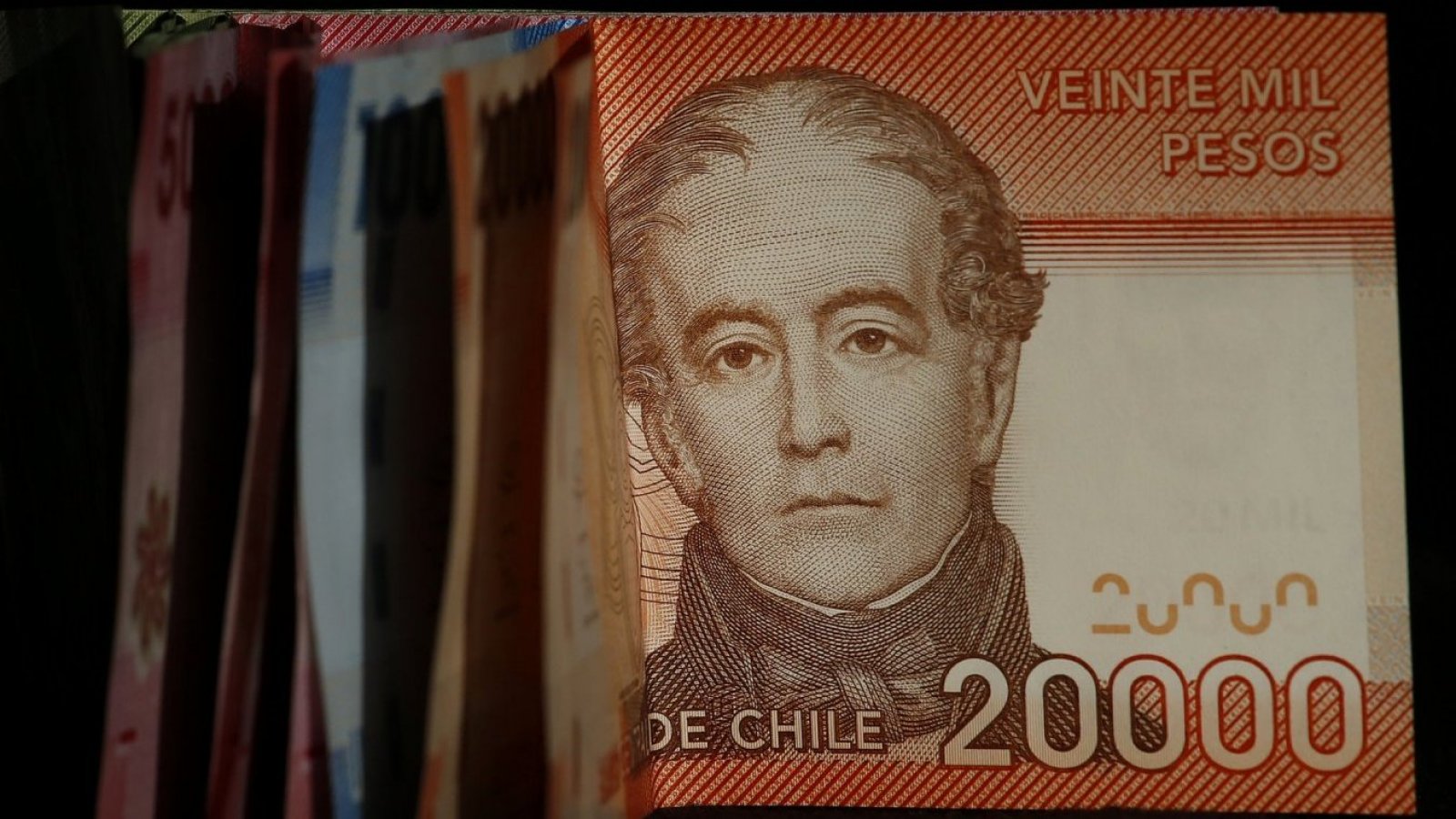 Billetes de 20 mil y 10 mil pesos ordenados. Bono invierno duplicado 2023.