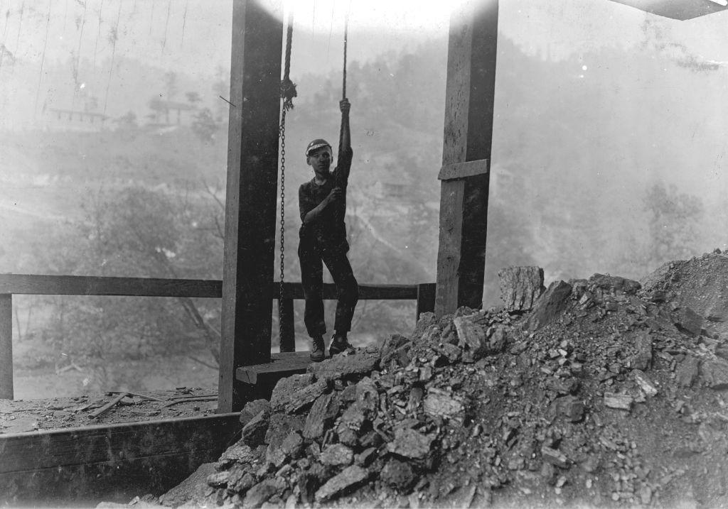 Niño trabajando en una mina de carbón en Virginia Occidental en 1908.