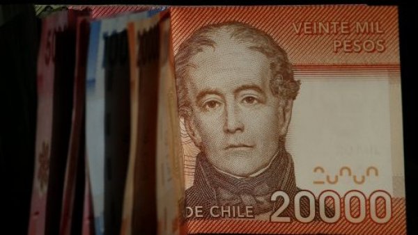 Billetes de 20 mil y 10 mil pesos ordenados. Bono invierno duplicado 2023.