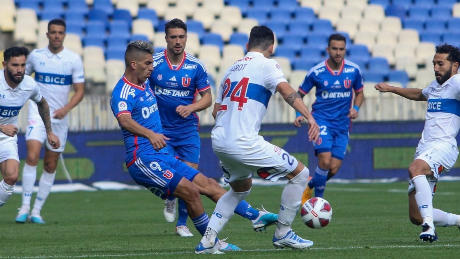 A qué hora juegan U. de Chile y Universida Católica.