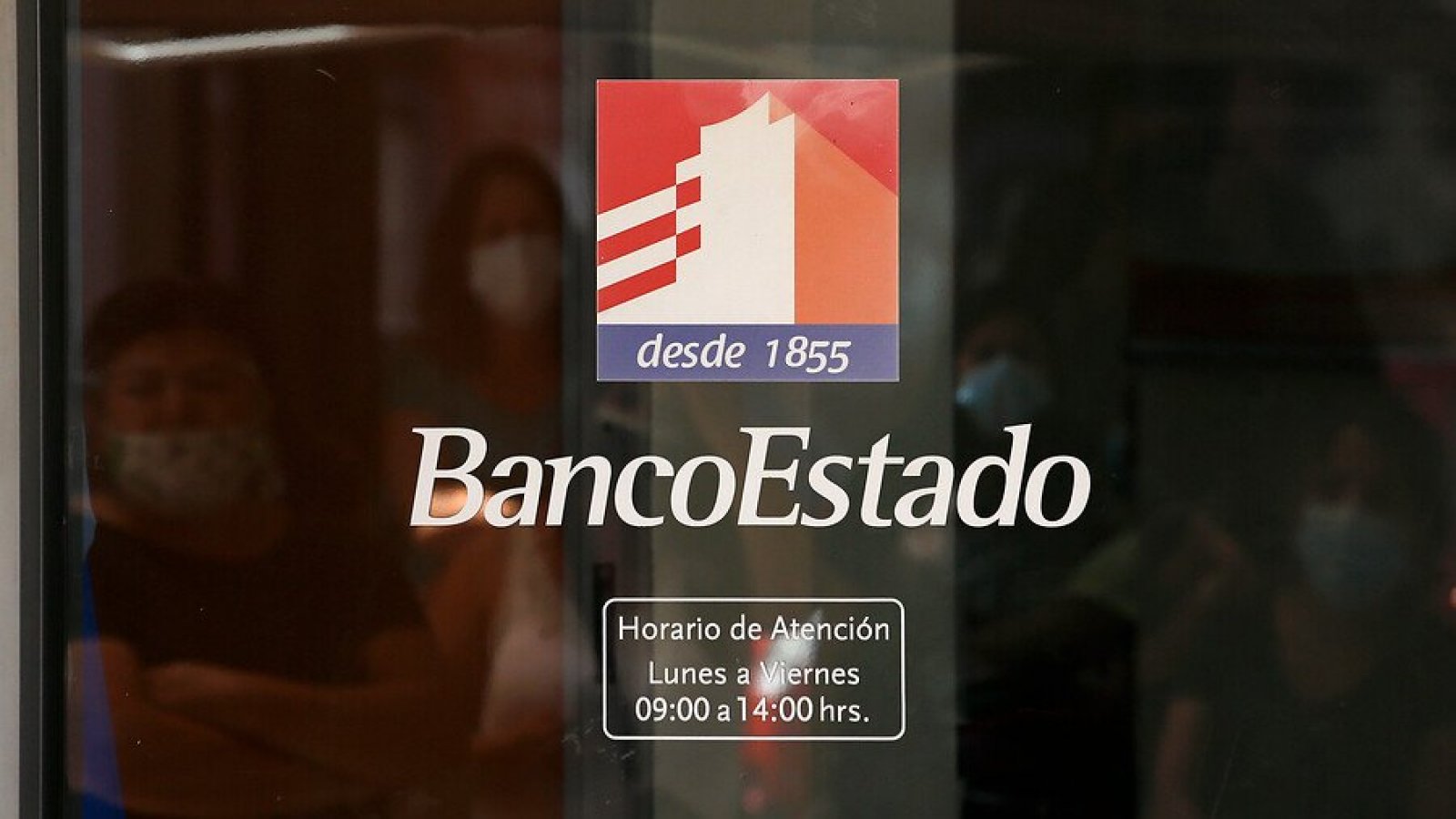 Puerta con el logo de BancoEstado