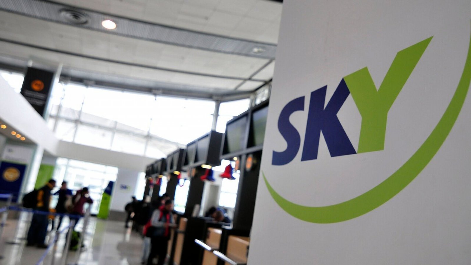 Logo de SKY Airline en el aeropuerto