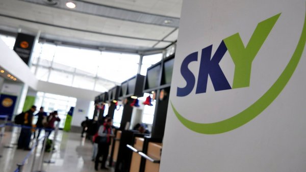 Logo de SKY Airline en el aeropuerto