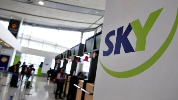 Logo de SKY Airline en el aeropuerto