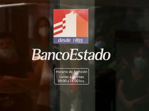 Puerta con el logo de BancoEstado