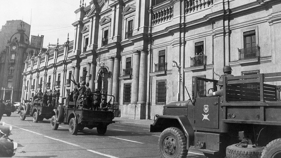 Militares de las Fuerzas Armadas llegan a La Moneda para combatir contra los sublevados.