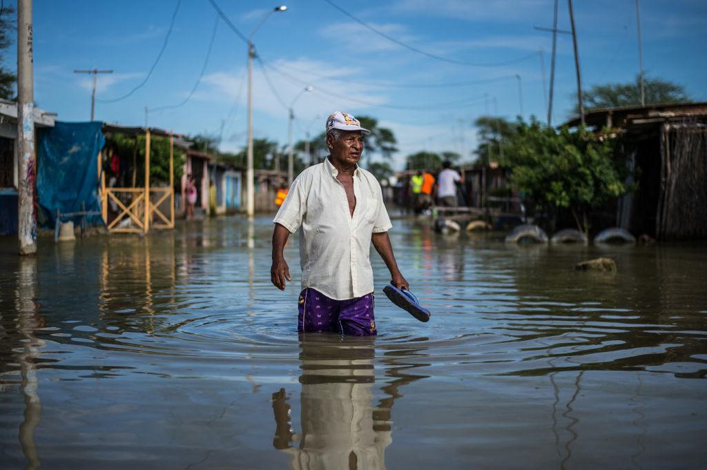 Un hombre camina por una calle inundada de Piura, en el norte de Perú