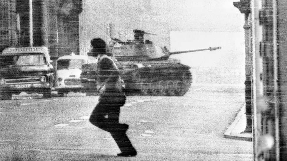 Un chileno corre mientras un tanque avanza hacia La Moneda.
