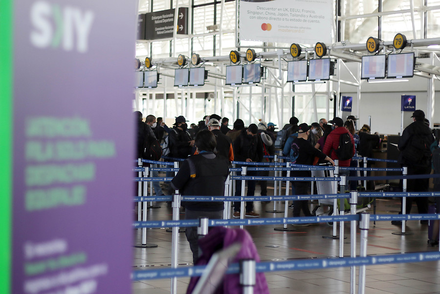 Personas en el aeropuerto en la sección de SKY Airline