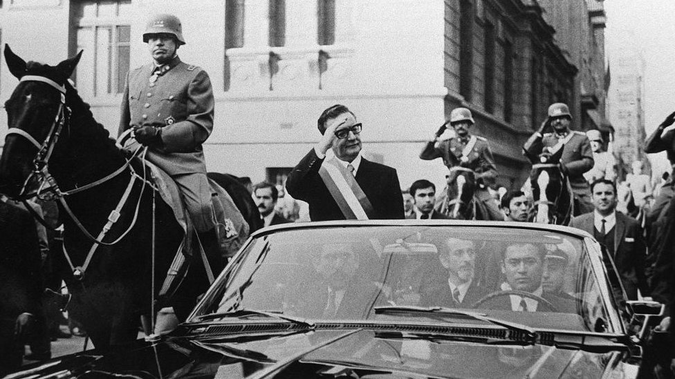Allende es escoltado por el entonces general Augusto Pinochet.