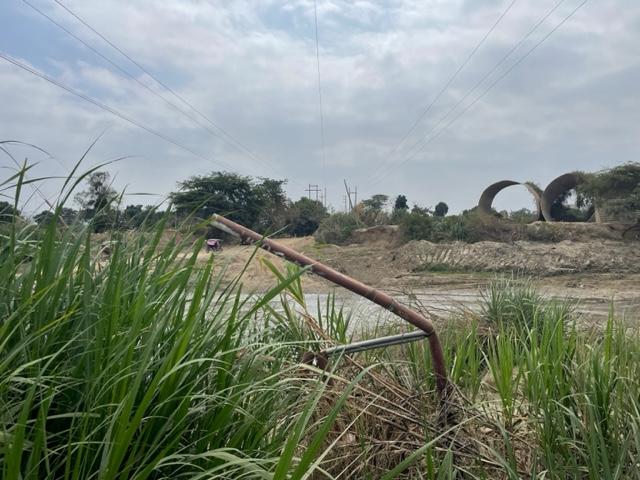 El río Zaña, donde lo cruzaba el río destruido por las inundaciones de hace pocos meses. 