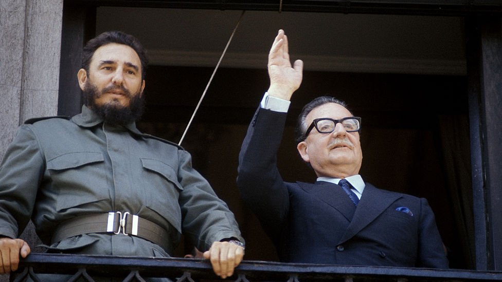 A fines de 1971, el lider cubano Fidel Castro visitó Chile por 3 semanas. En la foto, junto a Salvador Allende,