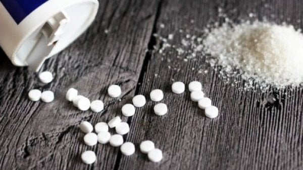 Aspartamo sobre una mesa.