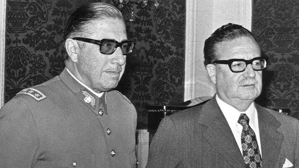 Pinochet junto a Allende.