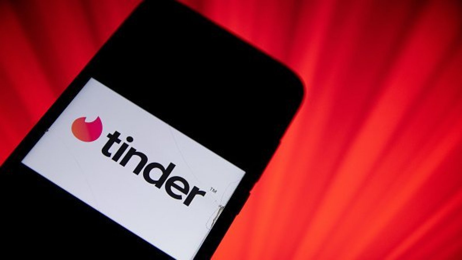 Imagen de un celular con un logo de Tinder.
