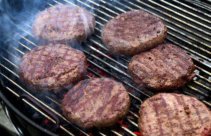 Hamburguesas sobre la parrilla.