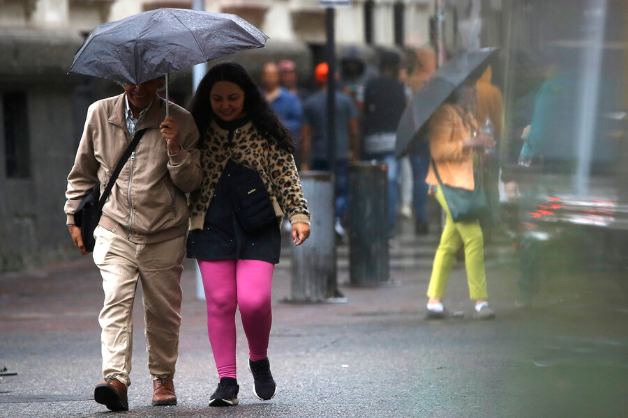 Personas caminando bajo la lluvia