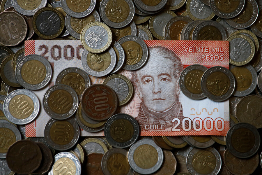 Monedas y billete de 20 mil pesos.