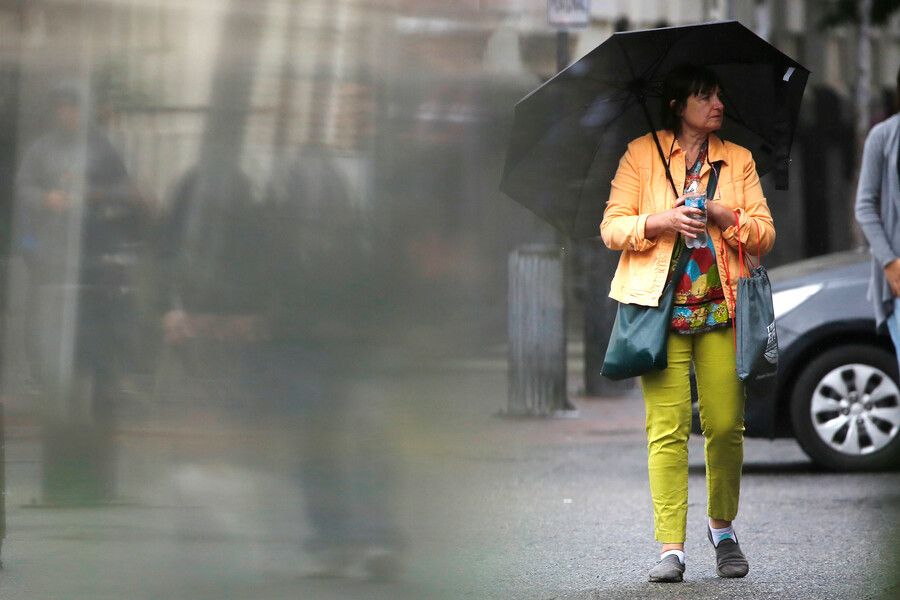 Mujer bajo la lluvia