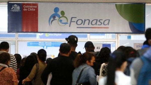 Personas esperando en una sucursal de Fonasa.