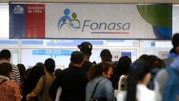 Personas esperando en una sucursal de Fonasa.